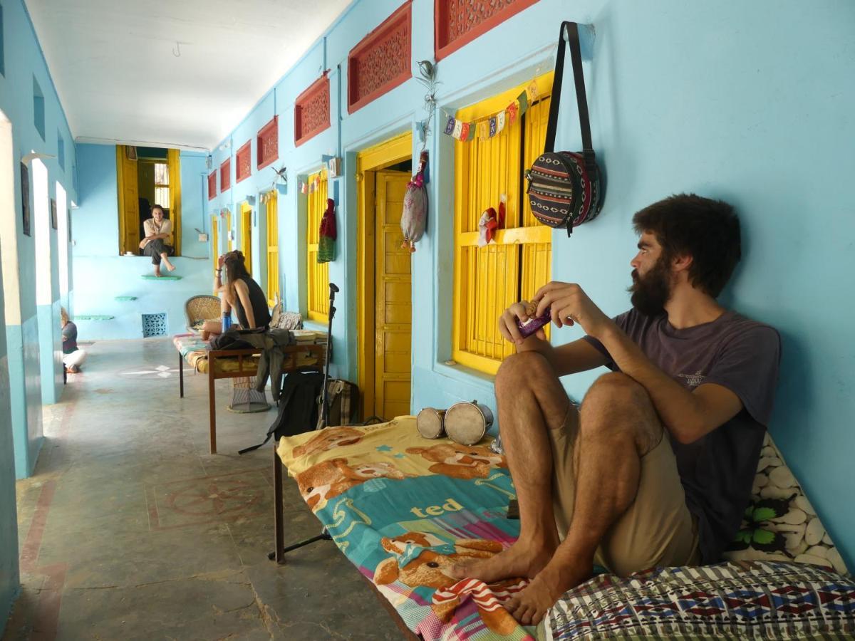 Хостел 12 Monks Backpackers Community Пушкар Экстерьер фото
